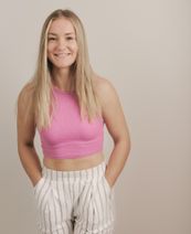 Sport ist für Sophia Beruf und Berufung. In einem Jahr wird sie ihr Studium bei der Landespolizei Rheinland-Pfalz beenden.
Ab dann geht’s in Richtung Vollzeitsport. Ihr ganz großes Ziel: Olympia 2024. Dafür trainiert sie hart. Das Foto-Shooting ist
da mal eine willkommene Abwechslung und Sophia zeigt sich gut gelaunt. »Es hat richtig Spaß gemacht«, freut sie sich,
als alle Bilder im Kasten sind. Vom Fotografen Christof Henninger gibt‘s ein dickes Kompliment. »
Das war sehr professionell«, meint er anerkennend.