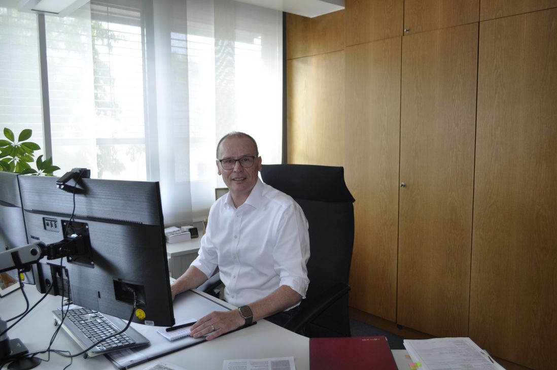 Stefan Ding, Bürgermeister der VG Hermeskeil, blickt auf die Herausforderungen seiner bisherigen Amtszeit und die Zukunft des Hochwalds. Foto: Andrea Fischer