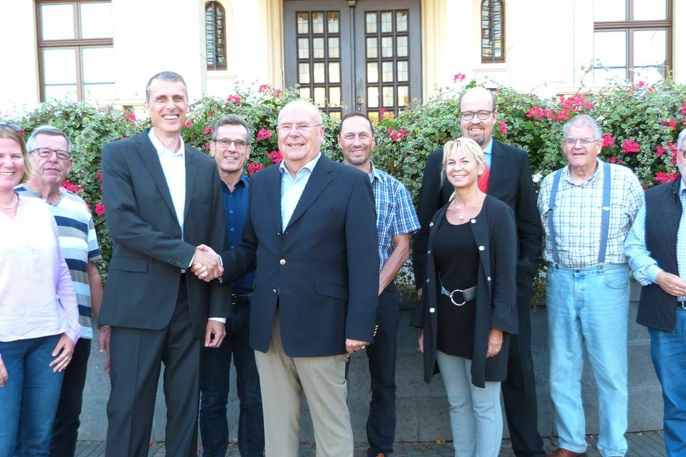 Das Foto zeigt Jürgen Große (dritter von links) im Kreis von Vorstands- und Stiftungsratsmitgliedern vor dem Konzer Rathaus. Foto: Konzer-Doktor-Bürgerstiftung
