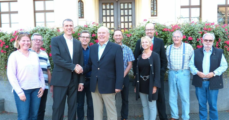 Das Foto zeigt Jürgen Große (dritter von links) im Kreis von Vorstands- und Stiftungsratsmitgliedern vor dem Konzer Rathaus. Foto: Konzer-Doktor-Bürgerstiftung