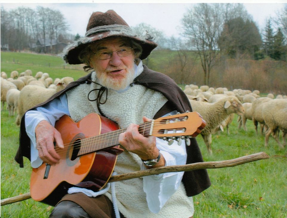 Wahrlich ein »singender Hirte« ist Reiner Jakobs. Hier mit der Schafsherde unterwegs verbringt er die nächsten zwei Monate fast durchgehend an seiner Landschaftskrippe in der Höfener Kirche.
