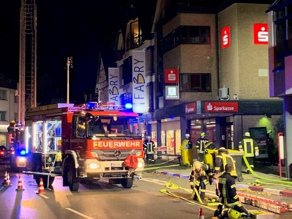 Auch die Drehleiter war im Einsatz. Foto: FFW Adenau