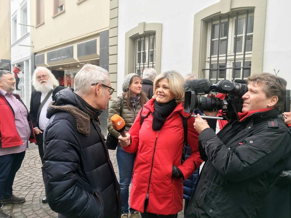 Vor dem Geburtshaus von Karl Marx interviewt Susanne Gelhard einen Gästeführer. Für weitere Aufnahmen hält sich im Hintergrund Michael Thielen als Karl Marx bereit, der mit der Kamera auf weiteren Lebensstationen von Karl Marx in Trier durch das ZDF-Team begleitet wird  Foto: Hanns-Wilhelm Grobe