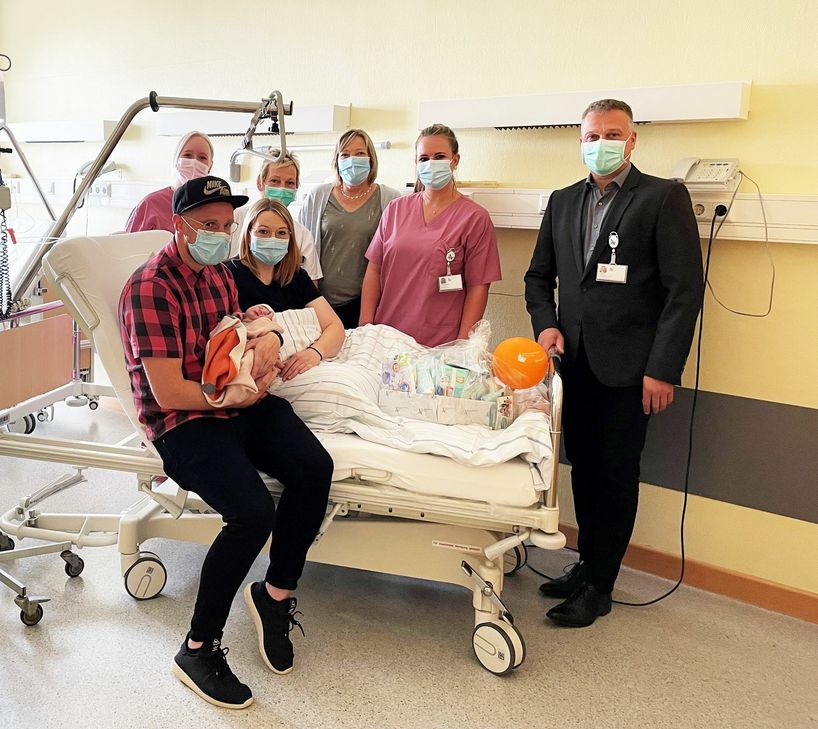 Zur 500. Geburt im St. Elisabeth Mayen gab es für die Eltern der kleinen Elsie ein Erstlingspaket und viele Glückwünsche seitens der Klinik und der Geschäftsführung. Foto: GK