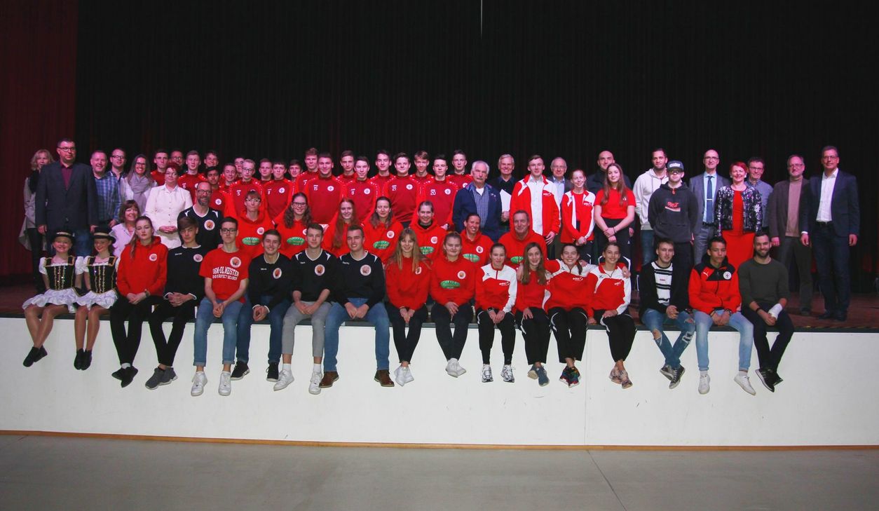 Ein imposantes Bild: Bürgermeister Ulf Hürtgen (r.) konnte bei der Sportlererung im „Forum Zülpich“ zahlreiche Sportlerinnen, Sportler und Mannschaften auszeichnen. Foto: Stadt Zülpich/Torsten Beulen