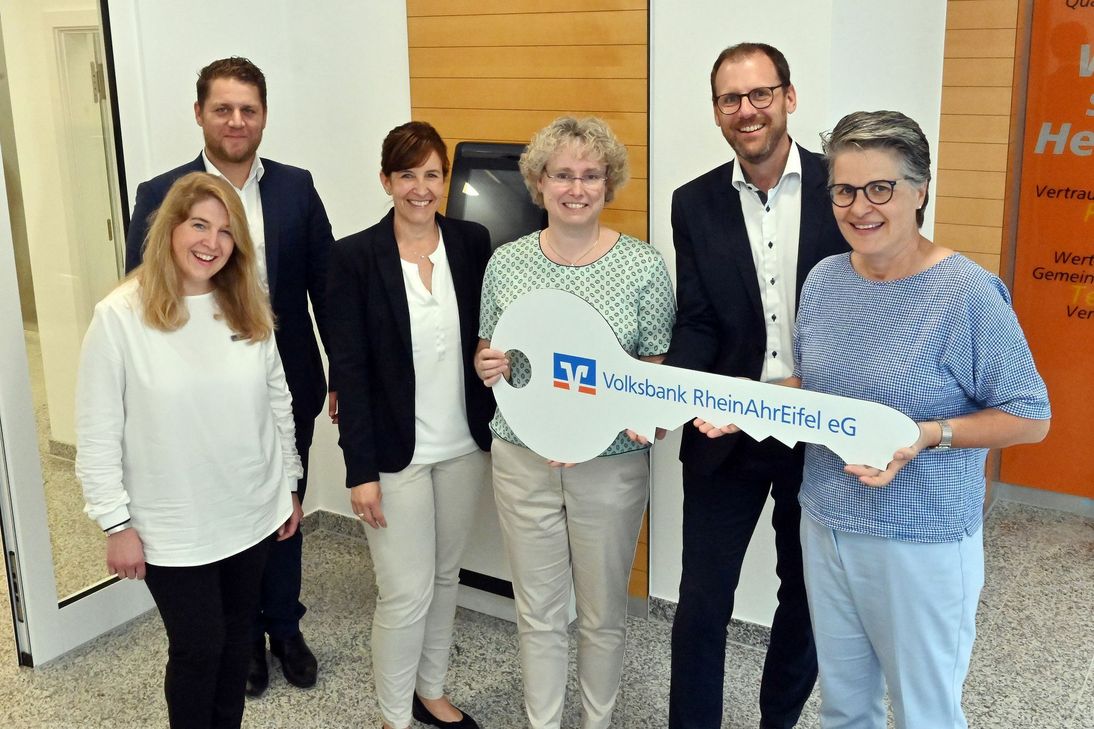 Freuen sich, dass die Filiale Heimersheim wieder öffnet: Kundenberaterin Sandra Nehring-Dräger, Teamleiter Benjamin Kopp, Kundenberaterinnen Verena Burow und Daniela Neukirchen, Thomas Theisen, Direktor des Regionalmarktes AhrBrohltal und Filialleiterin Kirsten Pflaum (alle Volksbank RheinAhrEifel eG, v.l.). Foto: Hans-Jürgen Vollrath