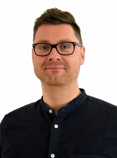 "In Sachen Weihnachten bin ich ein Stück weit unflexibel. Ich kann es mir nicht vorstellen, an Heiligabend woanders zu sein, als bei der Familie in klassisch (kitschiger?) Weihnachts-Atmosphäre. Dazu gehören für mich als geborenen Erzgebirgler Räuchermänner, Weihnachtsbaum, Pyramiden und Schwibbogen einfach dazu. Das mag spießig klingen, ist für mich aber fester Bestandteil im 365-tägigen Hamsterrad und eine willkommene, wenn auch kurze und vor allem planbare Ruhephase. In vielen Fällen ist es auch eine der wenigen Gelegenheiten im Jahr, an denen man mit weiter entfernt wohnenden Familienmitgliedern zusammenkommen kann – wenn man es denn will. Sicher haben andere 'Weihnachtskonzepte' auch ihre Reize. Allerdings: Weihnachten ist nur einmal im Jahr. Und da freue ich mich drauf." - Kommentar von Volontär Jan Kreller, Ausgabe Konz-Saarburg