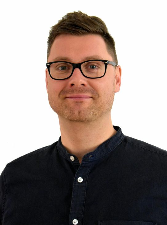 "In Sachen Weihnachten bin ich ein Stück weit unflexibel. Ich kann es mir nicht vorstellen, an Heiligabend woanders zu sein, als bei der Familie in klassisch (kitschiger?) Weihnachts-Atmosphäre. Dazu gehören für mich als geborenen Erzgebirgler Räuchermänner, Weihnachtsbaum, Pyramiden und Schwibbogen einfach dazu. Das mag spießig klingen, ist für mich aber fester Bestandteil im 365-tägigen Hamsterrad und eine willkommene, wenn auch kurze und vor allem planbare Ruhephase. In vielen Fällen ist es auch eine der wenigen Gelegenheiten im Jahr, an denen man mit weiter entfernt wohnenden Familienmitgliedern zusammenkommen kann – wenn man es denn will. Sicher haben andere 'Weihnachtskonzepte' auch ihre Reize. Allerdings: Weihnachten ist nur einmal im Jahr. Und da freue ich mich drauf." - Kommentar von Volontär Jan Kreller, Ausgabe Konz-Saarburg