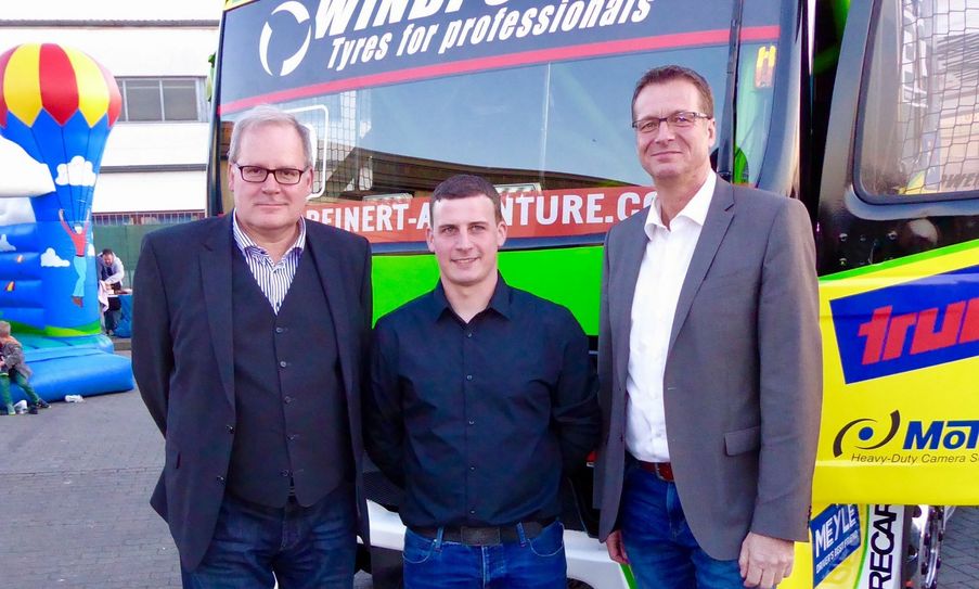 Von links: Rolf Werner, Vorsitzender AC Mayen, Sascha Lenz und Ralf Fuß, Sportleiter AC Mayen.