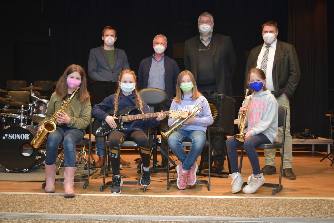 Florian Koltun (2.v.li.) hatte im August ein Benefizkonzert mit dem Sinfonieorchester Aachen organisiert. Den Erlös stockten die Rotary-Clubs Euskirchen und Euskirchen Burgfey noch auf, so dass jetzt jeweils 11.000 Euro zur Anschaffung neuer Musikinstrumente an die Schulleiter Wolfgang Schmitz (Astrid-Lindgren-Schule Schleiden, 4.v.li.), Georg Jöbkes (Johannes-Stumius-Gymnasium Schleiden, 3.v.re.) und Michael Mombaur (Marienschule Euskirchen, re.) überreicht werden konnten. Foto: Scholl