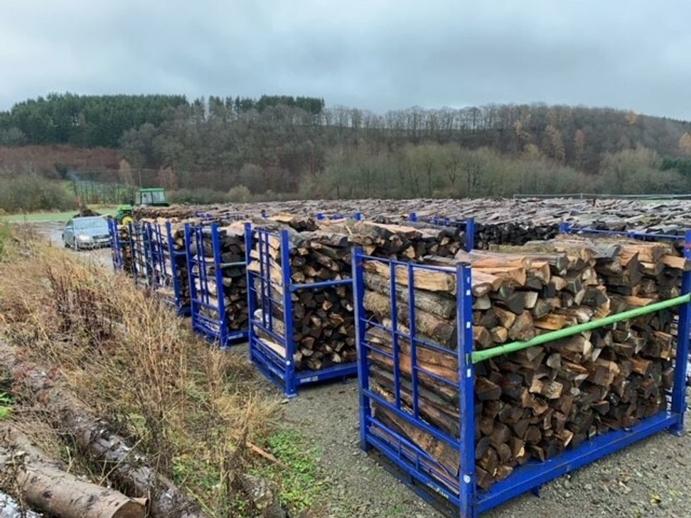 Rund 50 Tonnen Brennholz und Briketts hat der Lions Club Daun schon in das Ahrtal gebracht. Foto: LC Daun