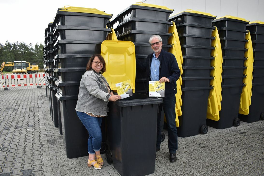 Ab sofort wird die Gelbe Tonne auch im Kreis entleert. Zudem können Stefanie Simons und Thomas Lorenz von der RHE mitteilen, dass die Gebühren auf dem bisherigen Niveau bleiben. (Foto/Video: Bender)