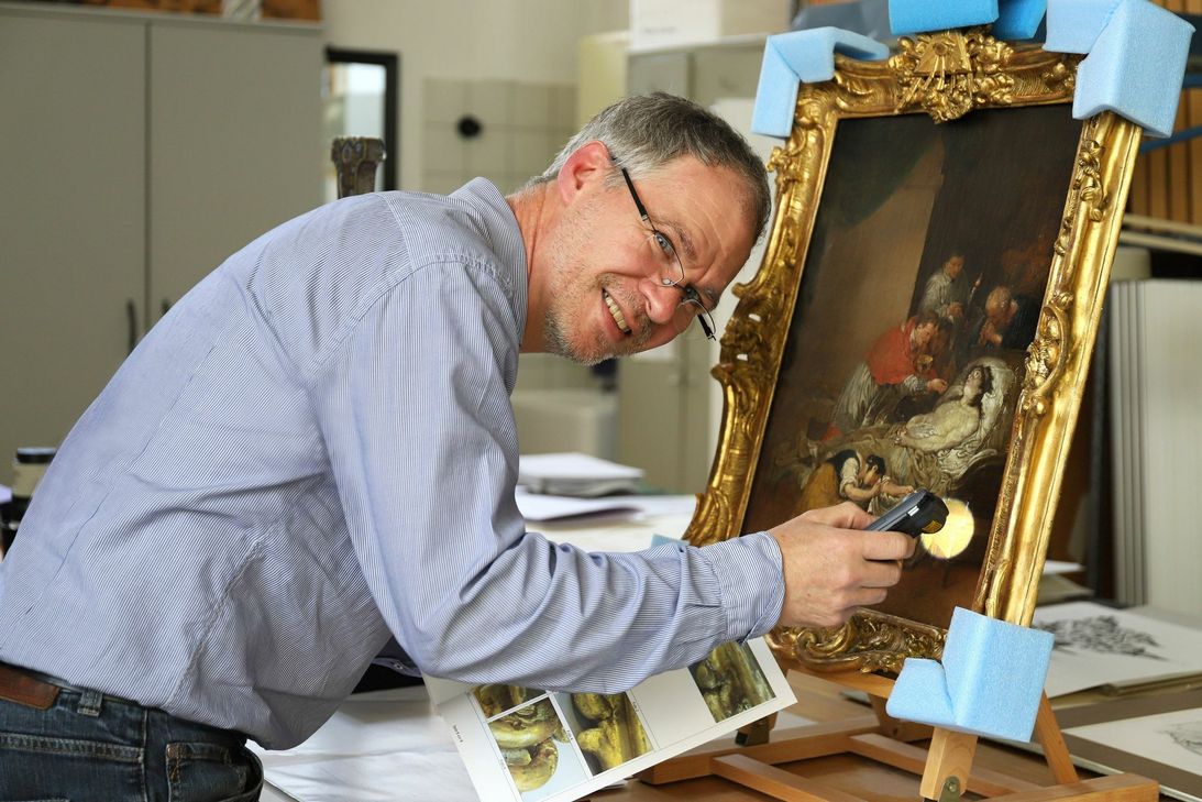 Stefan Schu arbeitet als letzter Restaurator im Dommuseum. Foto: Bistum