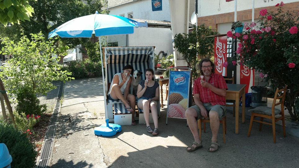 Metallbau-Meister Jürgen Berens, seine Frau Jutta, seine Tochter Louisa und der Hund »Sam« machen selbst gerne mal eine "Tank-Stopp".