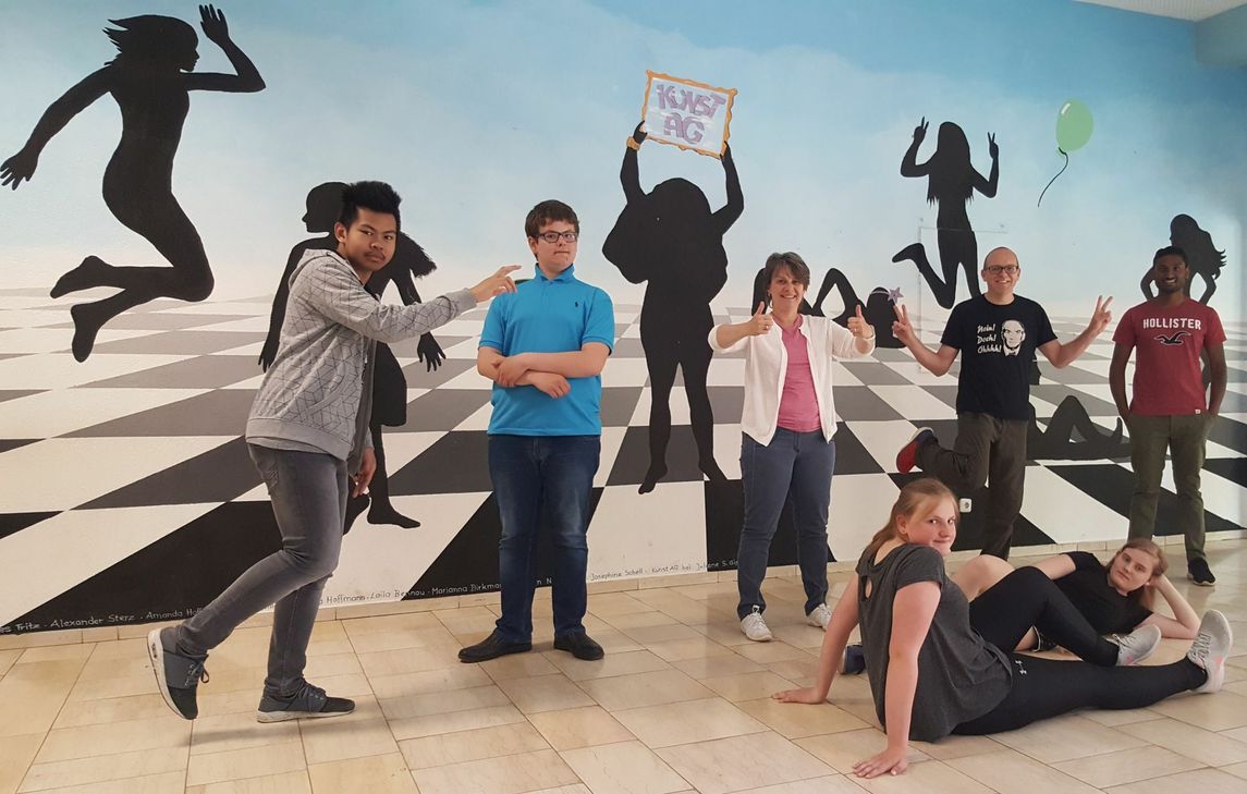 Sie sind bereits die dritte Generation an Schülern, die in der Genossenschaft »HAMMERauch« an der Realschule Schleiden tätig sind (v.li.): Burin Nakkham, zuständig für Gestaltung und mehr, Pressesprecher Julian Mießeler, Schulleiterin Birgit Barrelmeyer, Tobias Michaut, Lehrer und Betreuer der Genossenschaft, sowie Kevin Gunasekara, Mitglied der ersten Stunde. Liegend vereint sind die Vorstandsvorsitzende Katharina Schmieder und die Aufsichtsratsvorsitzende Larissa Witt. mn-Foto