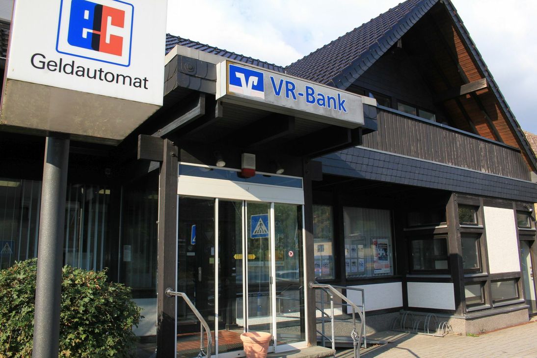 Neben Rescheid wird auch die VR-Bank-Filiale in Marmagen geschlossen. Dort bleibt zumindest der Geldautomat erhalten. Foto: Thomas Schmitz/pp/Agentur ProfiPress
