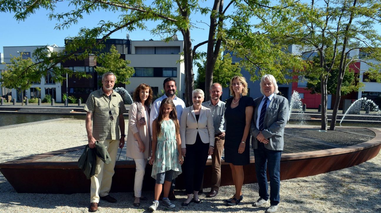 Herausforderung und Verpflichtung zugleich: die Mitglieder der Jury des Nachwuchs-Autorenwettbewerbs Hans-Peter Lorang (l., Buchautor), Stephanie Baumann (2. v. l., Redaktionsleiterin Eifel), Ralf Kramp (3. v. r., Krimiautor), Melanie Welsch (2. v. r., Volksbank Trier, Regionaldirektoin) und Arnt Finkenberg (r., Redaktionsleiter Trier) mit TW-Verlagsleiterin Evelin Maus (M.) und Tim Kohley (3. v. l., Vereinsvorsitzender Literatur-on-tour Saar-Hunsrück) beim Fototermin auf der Literaturinsel am Wasserband auf dem Trierer Petrisberg.