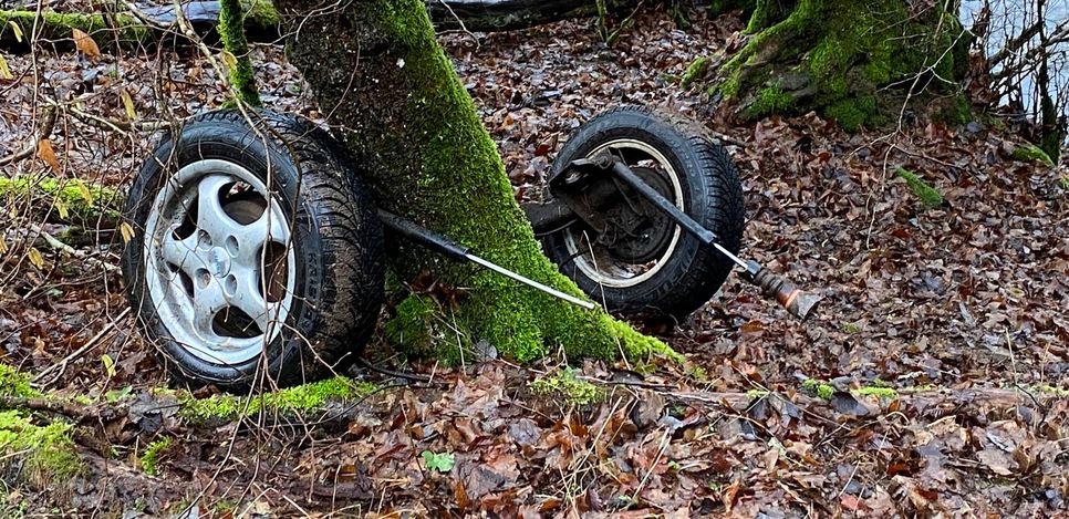 Die Hinterachse wurde durch den Baum gebremst.