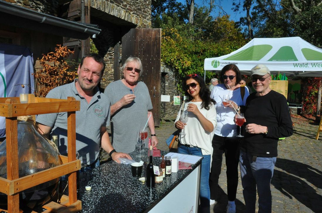 Thomas Pitsch (links) aus Kail kredenzte Fruchtiges, Süßes, Pikantes und Hochprozentiges vom Roten Moselweinbergpfirsich.