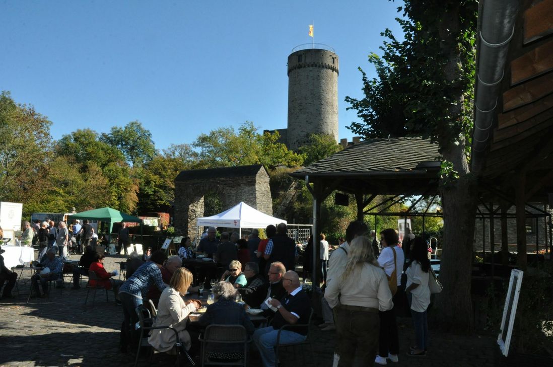 Der Hof der Burg Pyrmont war ein großes Freiluft-Restaurant mit vielen regionalen Genüssen.