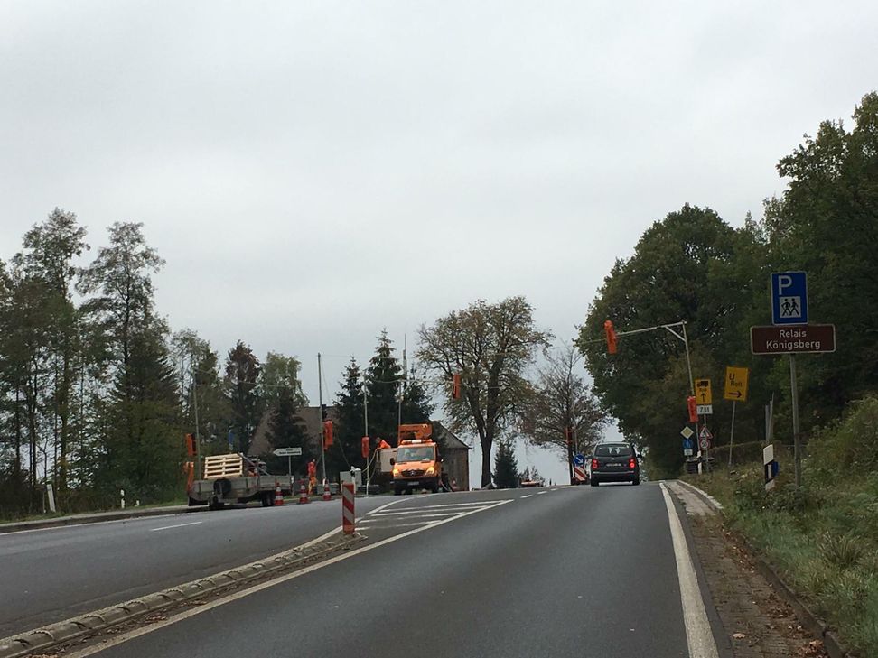 An Relais Königsberg regelt eine Ampel den Verkehr. Die Polizei wird verkehrswidriges Durchfahren der Baustelle ahnden. Foto: Förster