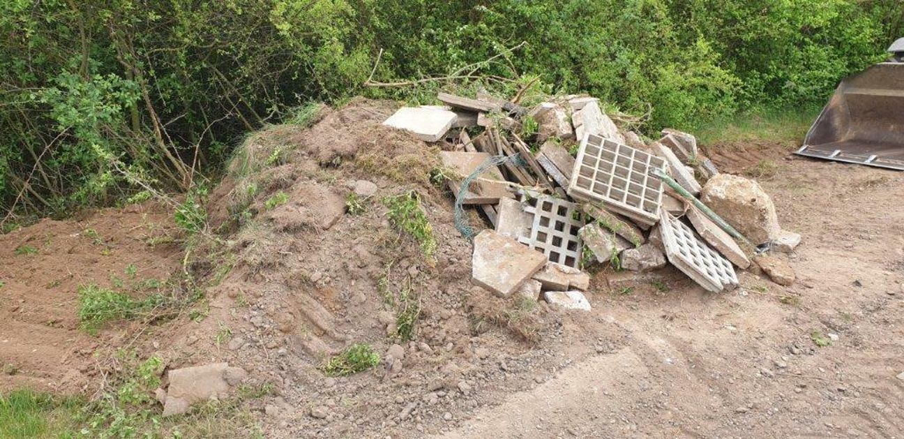 Leichtfertig abgeladener Bauschutt in der Nähe der B56n bei Zülpich Nemmenich. Foto: Stadt Zülpich
