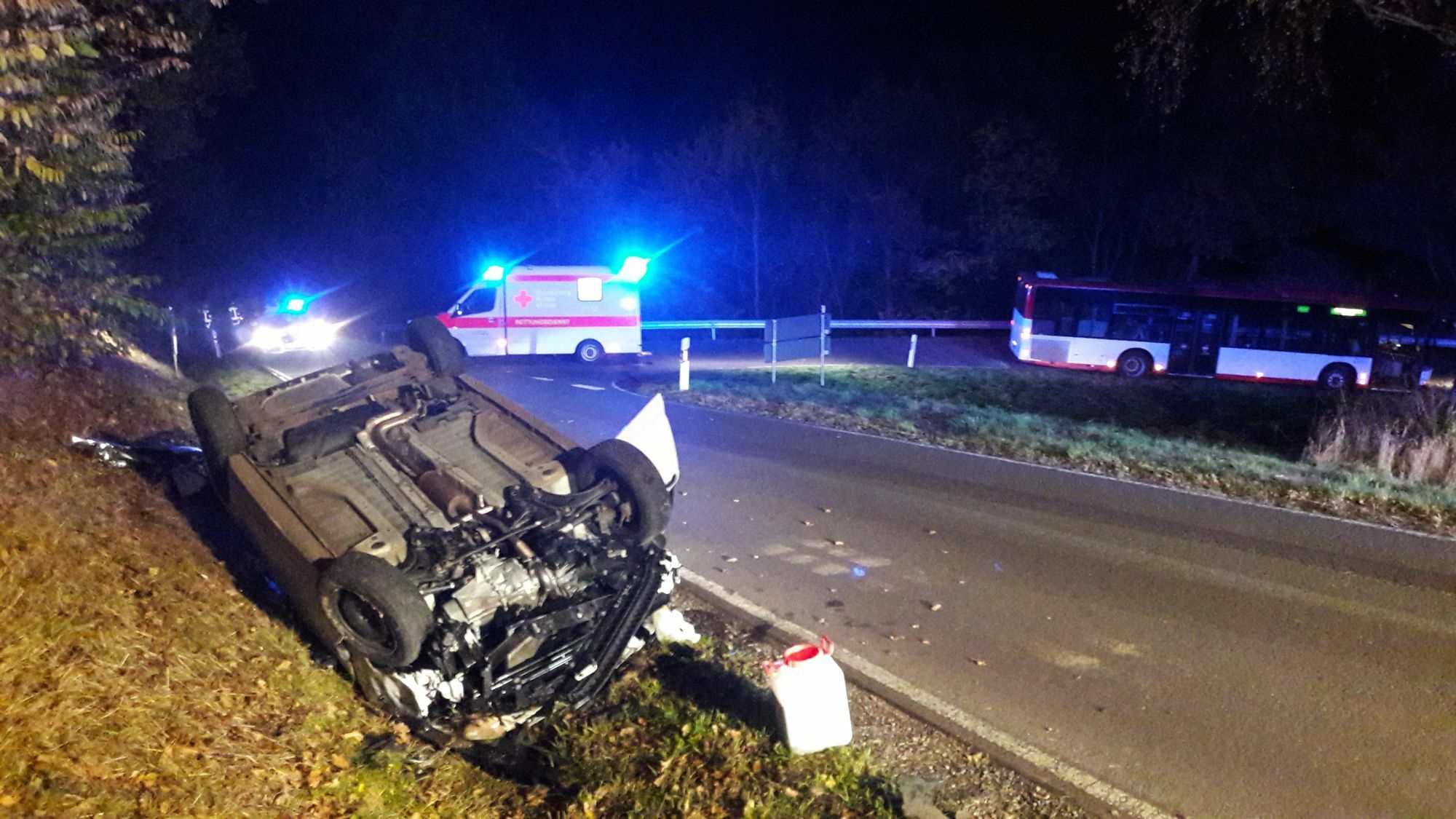 Zu einem schweren Verkehrsunfall kam es am Donnerstagabend gegen 19.45 Uhr auf der Kreisstraße 43 im Kreuzungsbereich der K 44 zwischen Lampaden und Heddert. Aus bislang ungeklärten Gründen stieß dort ein Linienbus mit einem PKW frontal zusammen.  Dabei überschlug sich das Auto und kam im Straßengraben auf dem Dach zum liegen. Foto: Agentur Siko