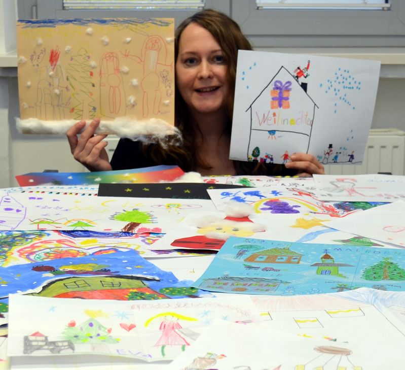 So schöne Bilder! Redakteurin Claudia Neumann freut sich über eure Werke zu unserem Malwettbewerb Foto: Scholl