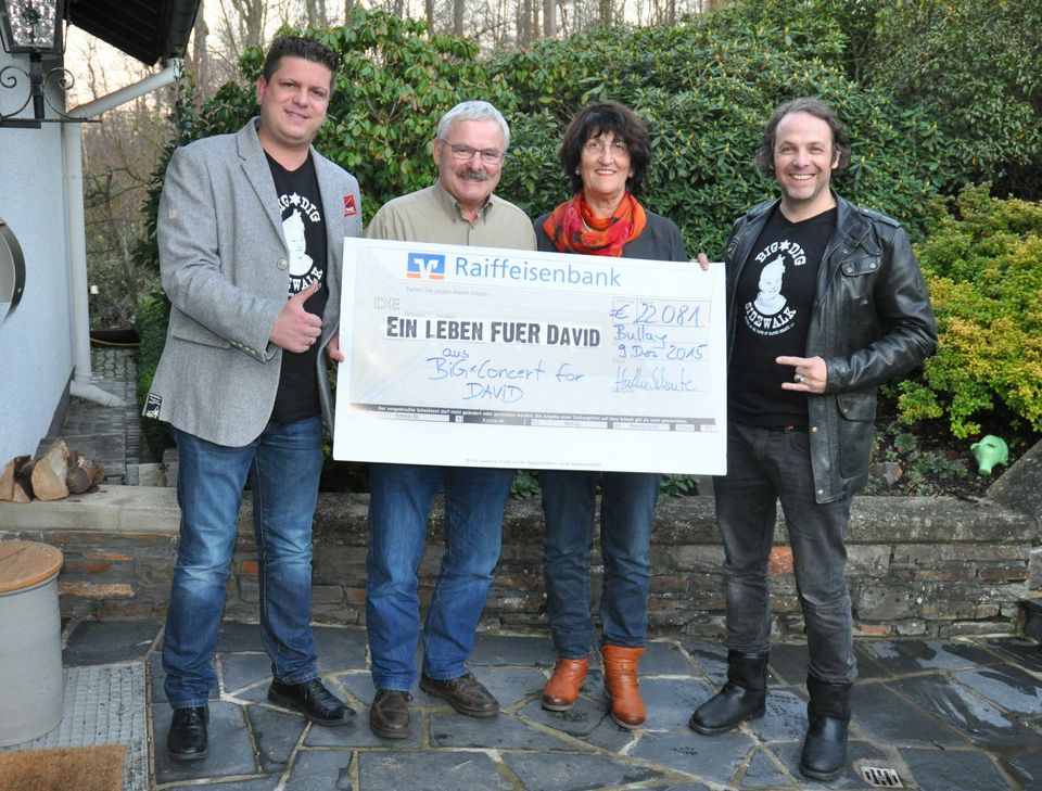 Marc Page (von links), Wolfgang und Anneliese Schillings sowie Randy Brown bei der Übergabe des symbolischen Spendenschecks.