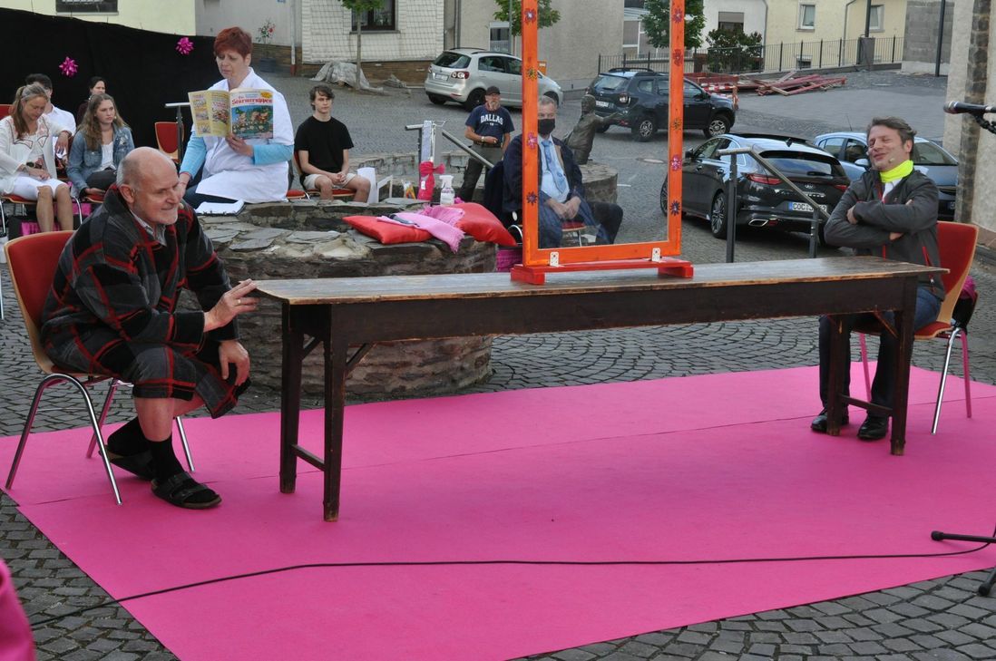 Thomas Ellerich (links) und Stephan Hilken ließen bei einem Vater-Sohn-Besuch im Seniorenzentrum nach den Lockerungen tief blicken...