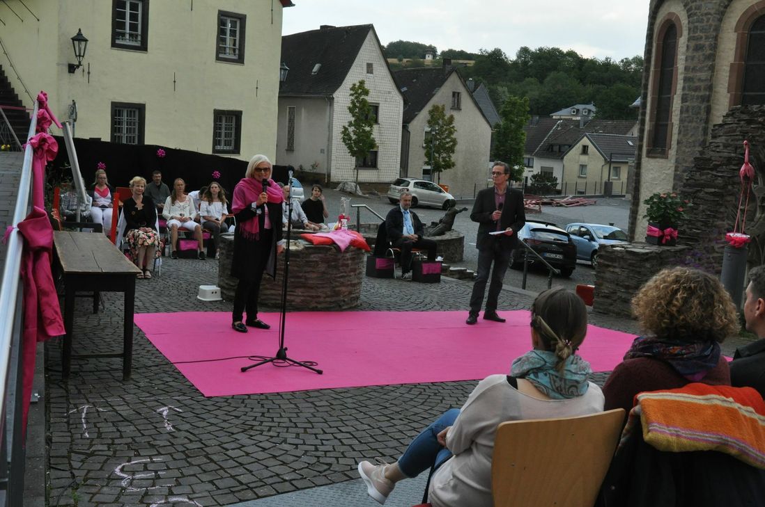 Maria Oster und Otto Krechel moderierten das "Sommernachtstheaterchen".