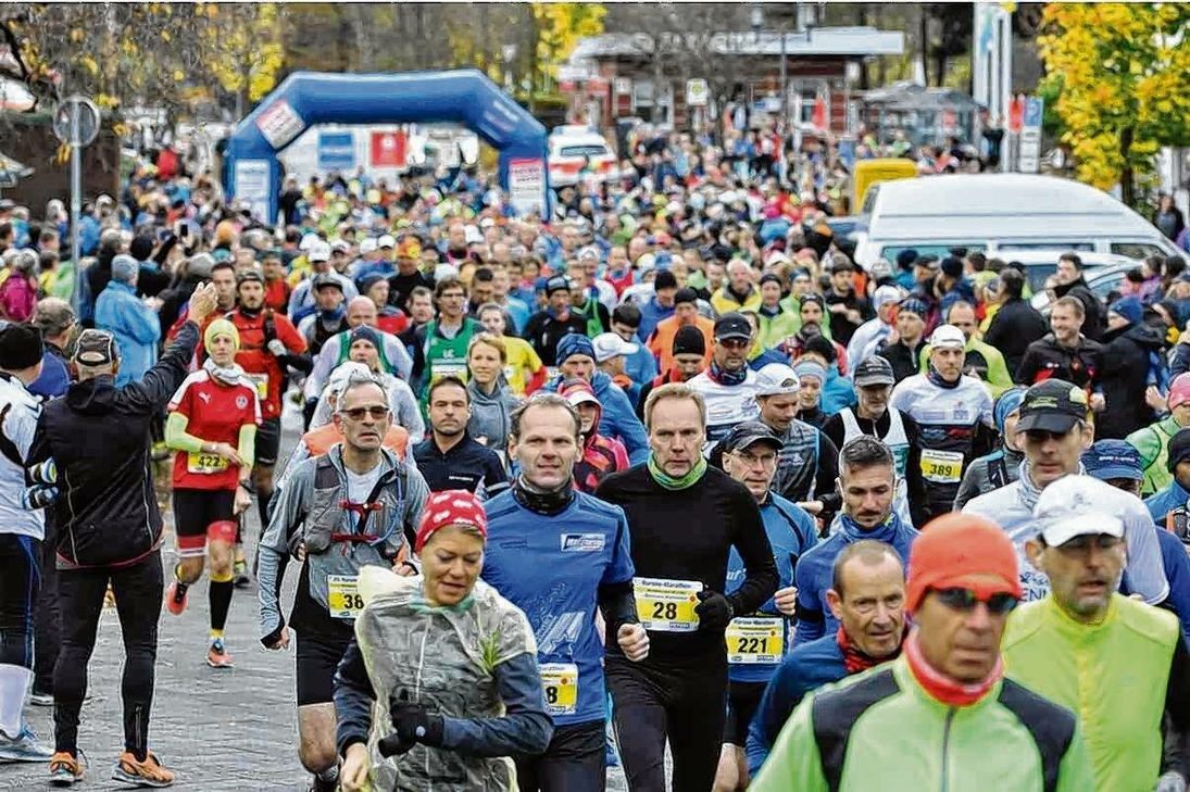 Die Beliebtheit des Rursee-Marathons ist ungebrochen: Etwa 1000 Athleten könnten zum Jubiläum bei den verschiedenen Wettkämpfen am 5. und 6. November in Einruhr an den Start gehen. Foto: Archiv