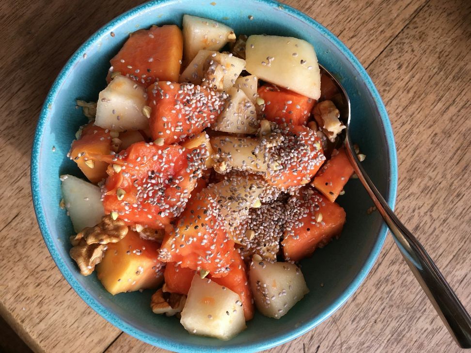 Papaya hat wenig Kalorien aber viele gute Inhaltsstoffe. Sie soll Fettverbrennung und Stoffwechsel ankurbeln und das Immunsystem stärken. Ruediger Dahlke, Autor des Buchs "Jetzt einfach fasten" (das wir auch verlosen) empfliehlt, ab und zu einen ganzen Papayatag einzulegen