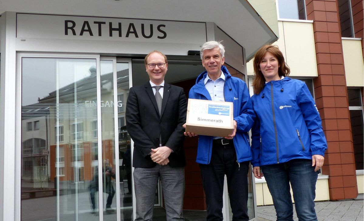 Der Bund der Steuerzahler NRW e.V. (BdSt), vertreten durch Andrea Defeld (v.r.), Jens Amman und Mario Genter überreichte im Rathaus 1.250 Unterschriften der Volksinitiative »Straßenbaubeitrag abschaffen«. Die Wahlberechtigung der Unterzeichner muss dort nun überprüft werden. Fotos: Hoffmann
