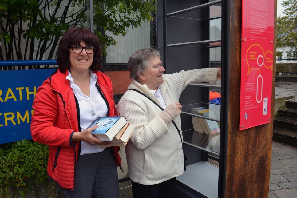 Die ehrenamtliche Patenschaft für den Bücherschrank übernehmen Marion Adams von der Stadtbücherei (l.) und Christa Unger in Hermeskeil.