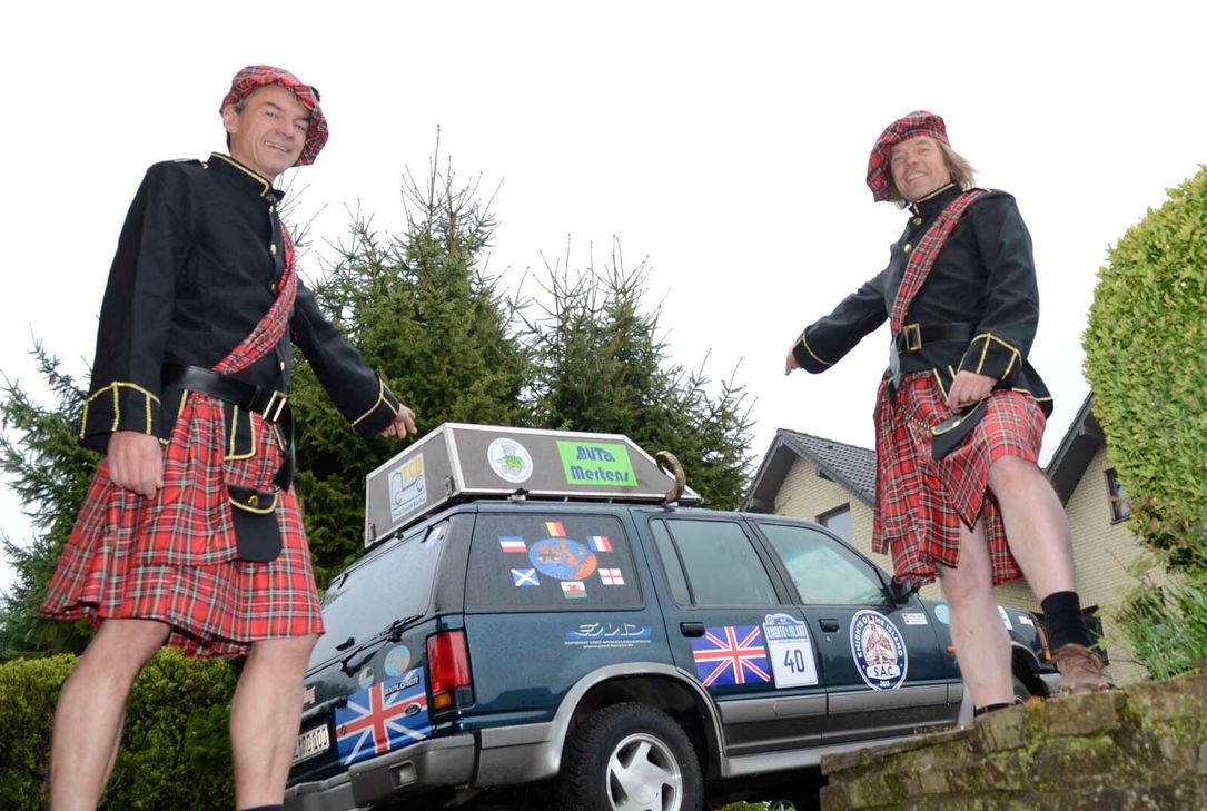 Passend gekleidet sind sie schon: Ede Hanf (v.li.) und Gregor Scheld gehen mit ihrem alten Ford wieder auf Tour. Dieses Mal wird Großbritannien umrundet. mn-Foto