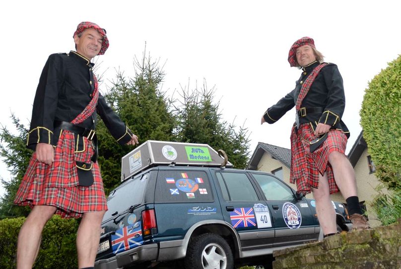 Passend gekleidet sind sie schon: Ede Hanf (v.li.) und Gregor Scheld gehen mit ihrem alten Ford wieder auf Tour. Dieses Mal wird Großbritannien umrundet. mn-Foto