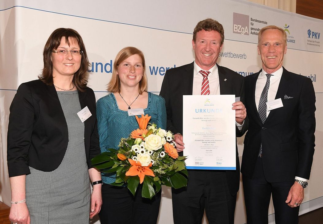 Prof. Ingo Froböse (rechts) überreichte die Urkunde an die Delegation aus dem Kreis Euskirchen: (v.l.) Sabine Haas, Simone Handwerk und Manfred Poth. Foto: BzGA