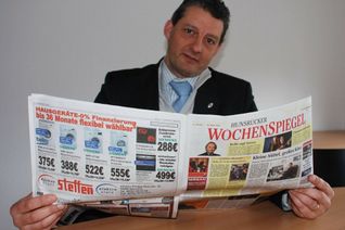 Der WochenSpiegel ist für Mark C. Lewis auch heute noch regelmäßig Pflichtlektüre. Seine Mutter versorgt ihn stets mit den aktuellen Ausgaben. Foto: Bomba