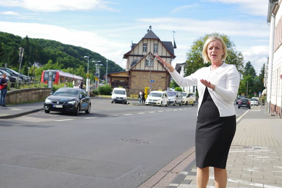 Sabine Preiser-Marian wünscht sich eine Umgestaltung des Bad Münstereifeler Bahnhofsumfeldes. Foto: Mager