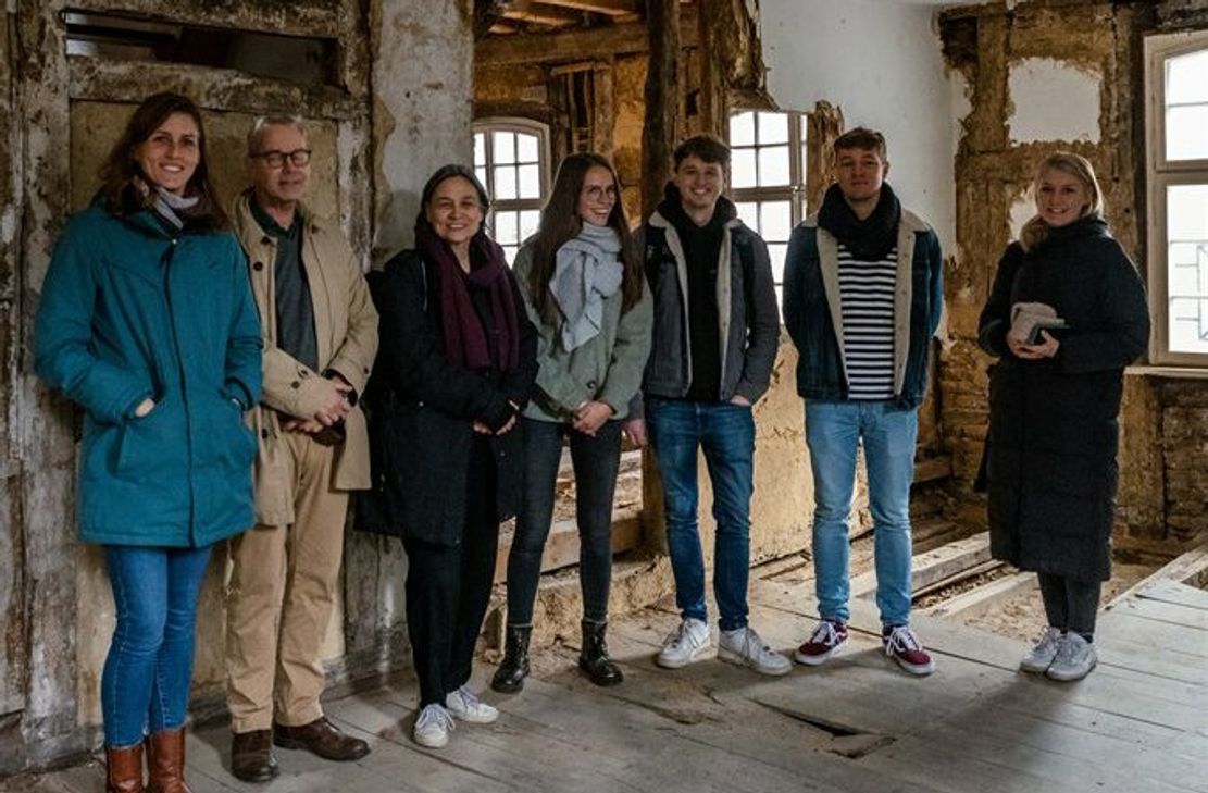 Wie dem evangelischen Gemeindehaus in Monschau neues Leben eingehaucht werden kann, darüber berät Pfarrer Jens-Peter Bentzin mit Bürgermeisterin Dr. Carmen Krämer und Architekturstudenten der FH Aachen.  Foto: Thore Frenken