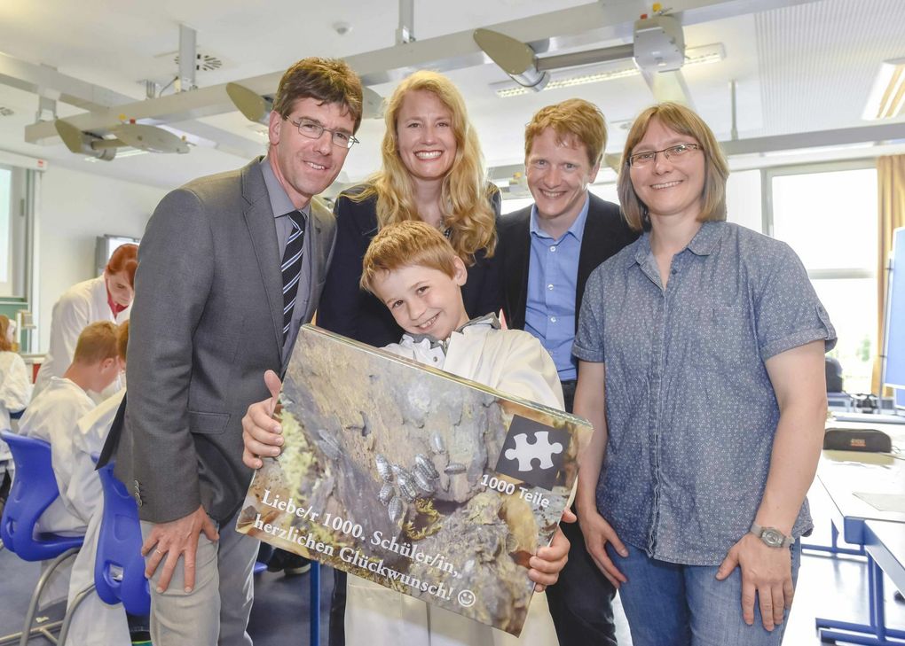 Ein Puzzle mit 1000 Teilen für den 1.000 Schüler im BioGeoLab. Moritz Koch freut sich über das Geschenk, das ihm (von links) Universitätspräsident Prof. Dr. Michael Jäckel, Prof. Dr. Andrea Möller, Prof. Dr. Leif Mönter und Dr. Katrin Kaufmann überreichen. Foto: Uni Trier