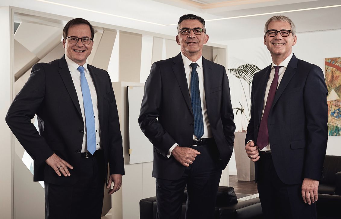 Stellten die Bilanz 2020 der Volksbank RheinAhrEifel eG digital vor: Vorstandsmitglieder Markus Müller und Walter Müller sowie Sascha Monschauer, Vorstandsvorsitzender (v.l.n.r.). Foto: artsunlimited/Matthias Israel (Das Bild entstand vor den aktuell geltenden Abstandsregelungen).