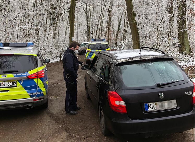 Die Polizei hat am Sonntagmorgen eine illegale Freiluftparty im Billiger Wald verhängt. Foto: Polizei