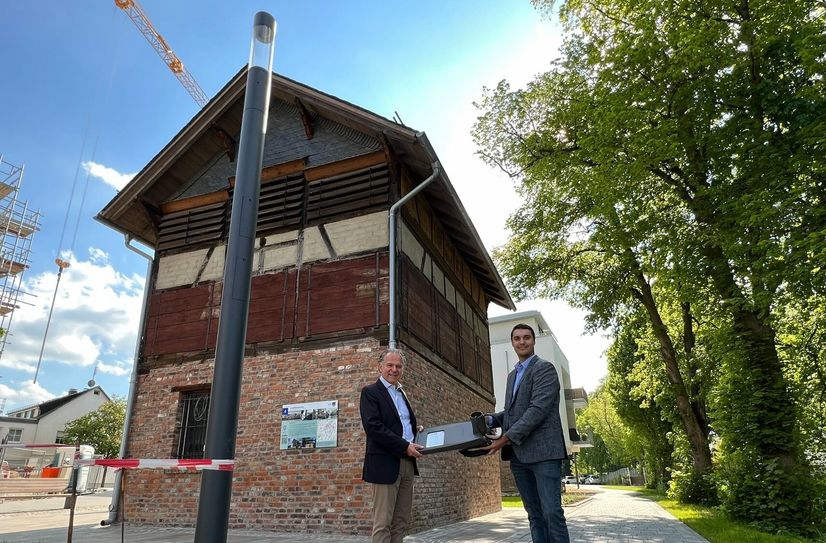 Bei einem Ortstermin überzeugten sich Stadtbürgermeister Dr. Andreas Nikolay (links) und Florian Schmidt, Regionalmanager bei Westenergie, vom Ergebnis auf dem neu gestalteten Gerbereiareal.