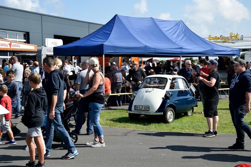 Beim Autofestival am Wochenende zeigt "Bitburg Classic" jede Menge Oldtimer-Schätze. Außerdem präsentiert Bitburgs Autowelt Neuwagen im Gewerbegebiet "Auf Merlick" und in der Innenstadt wird das Gäßestrepperfest gefeiert. Sonntag öffnen die Geschäfte von 13 bis 18 Uhr.  Fotos: Archiv/ M. Angel