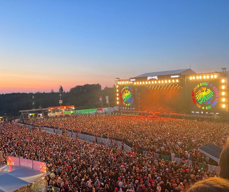 Rund 70.000 Zuschauer wurden bei Rock am Ring gezählt. Beim Auftritt der "Toten Hosen" war das Gedränge besonders groß.