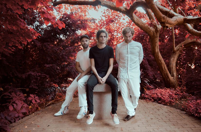 Das Trio Aggregat verbindet elektronische
Musik mit natürlichen Klängen: Tanzmusik mit
Wurzeln in Minimal Music, Techno und
Bigbeat.