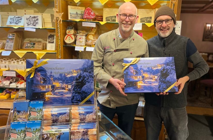Konditor Jochen Kaulard und Fotograf Guido Braun präsentieren den neuen Adventskalender der Monschauer Kaffeestube.