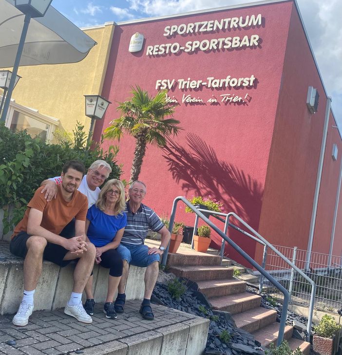 Dominik Lay, FSV Geschäftsstellenleiter, Pia Meuren, FSV Kursleiterin, Werner Gorges, FSV Vorsitzender und im Hintergrund Dr. Andreas Bredenkamp im Rahmen der Vorbespre-chung der Vortragsveranstaltung